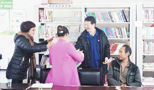 黨委書(shū)記黃舸舸代表公司為16 戶(hù)低收人困難戶(hù)資助新農(nóng)合朕療
